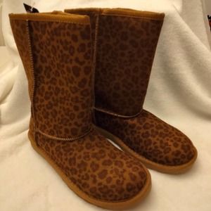 Arizona leopard print boots with memory foam insole- faux fur lining- size 7